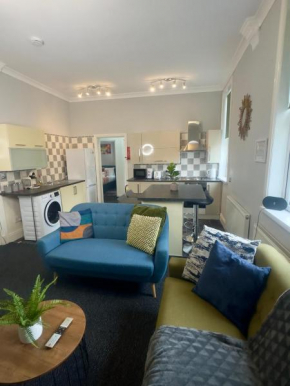 Large 3 Bedroom, 4 beds, City Apartment,near utilita arena free on-site parking